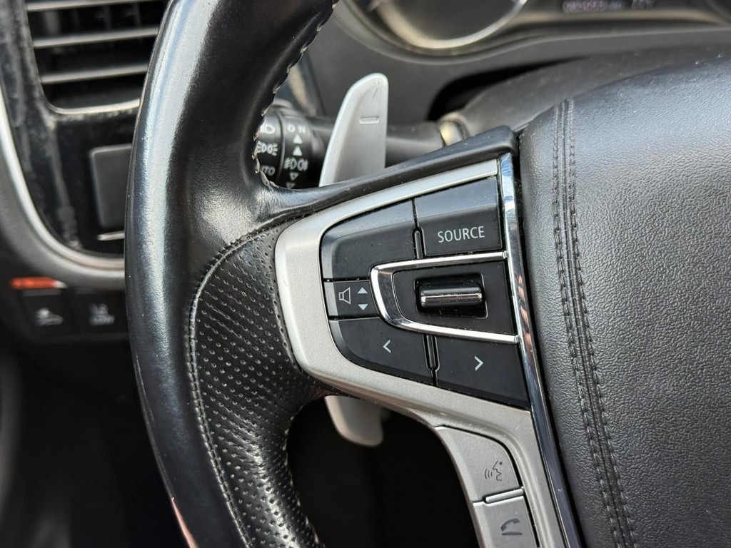 Mitsubishi Outlander PHEV Vehicle Full-screen Gallery Image 18