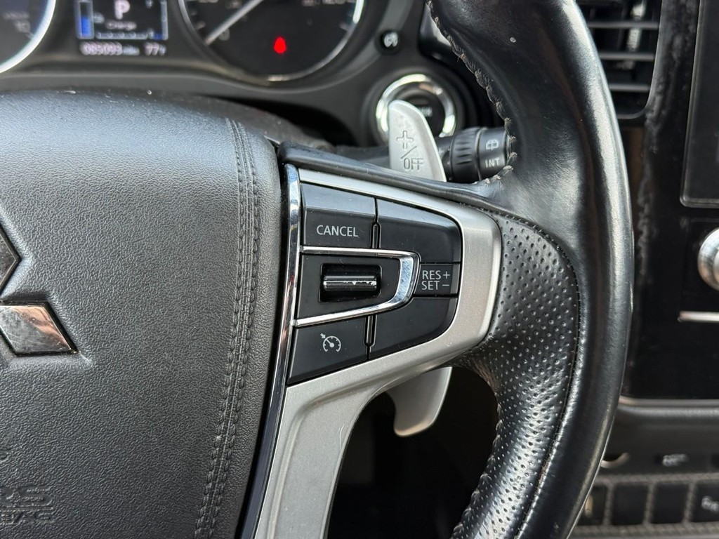 Mitsubishi Outlander PHEV Vehicle Full-screen Gallery Image 19