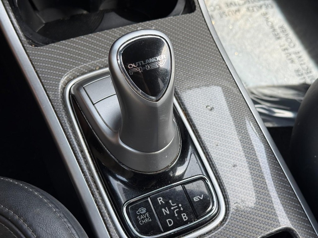 Mitsubishi Outlander PHEV Vehicle Full-screen Gallery Image 20