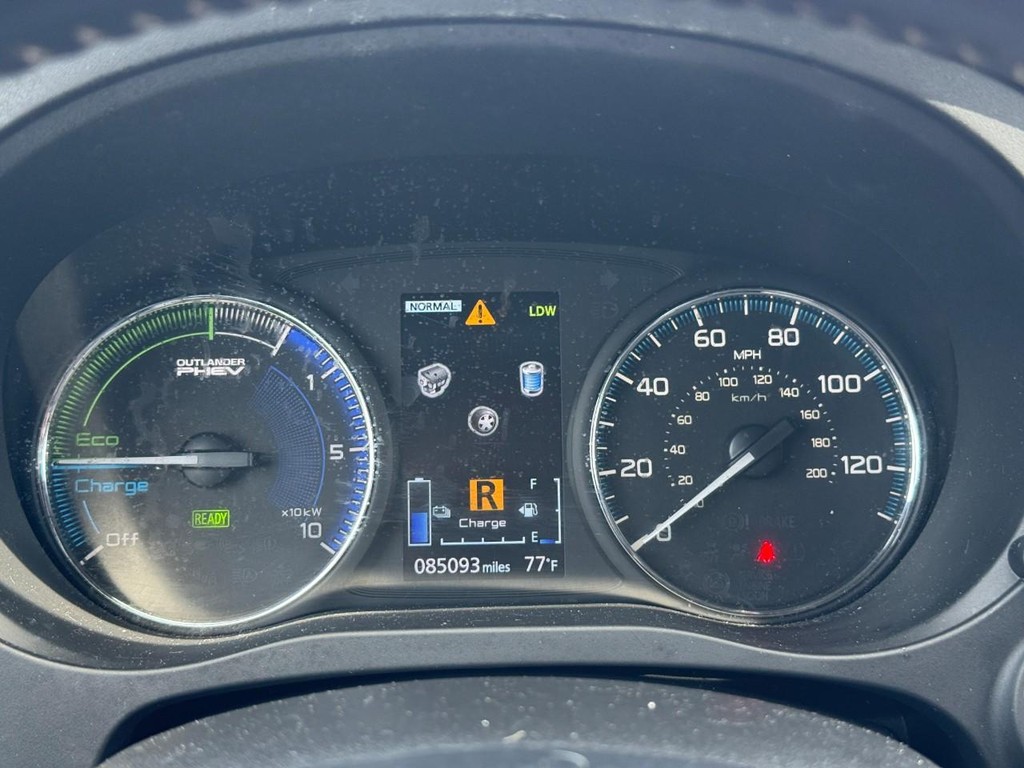 Mitsubishi Outlander PHEV Vehicle Full-screen Gallery Image 22