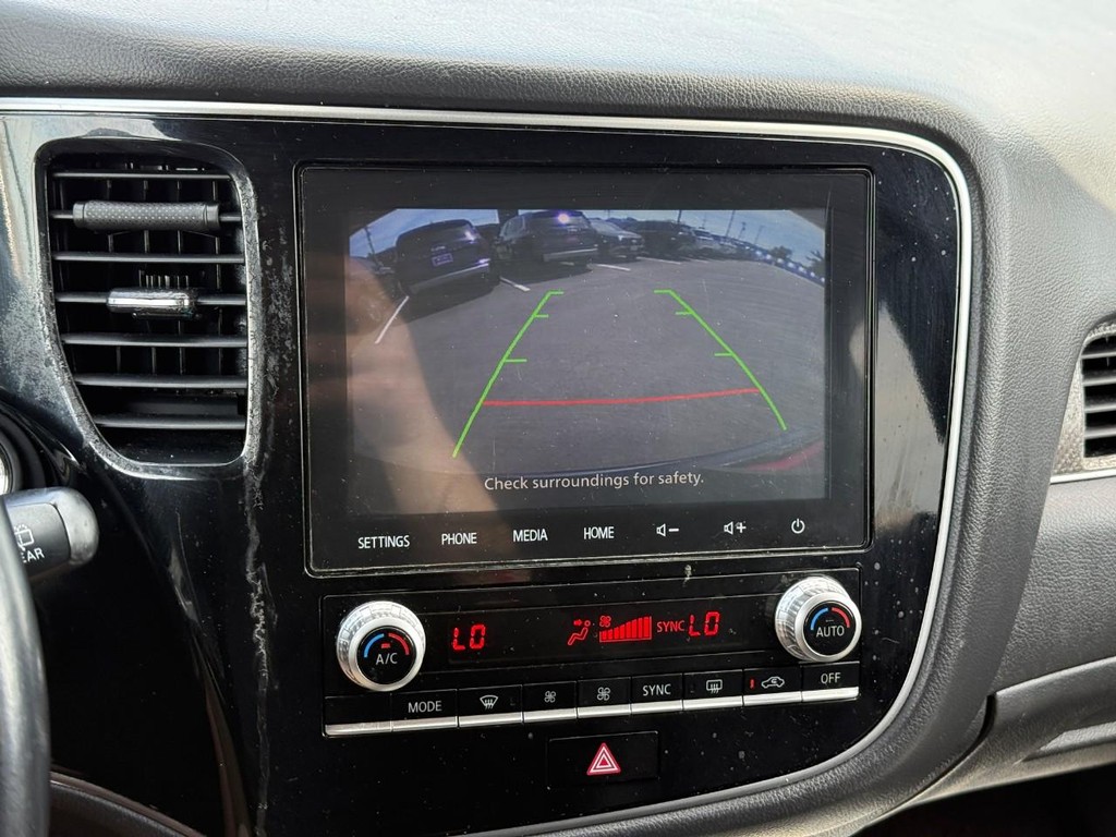 Mitsubishi Outlander PHEV Vehicle Full-screen Gallery Image 23