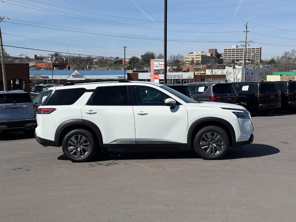 Nissan Pathfinder Vehicle Full-screen Gallery Image 02