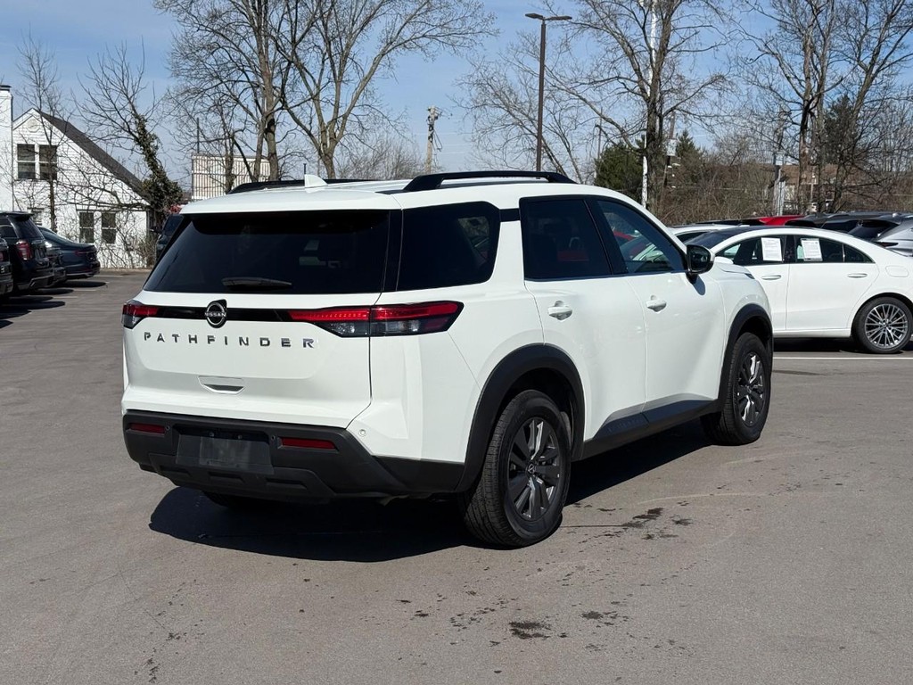 Nissan Pathfinder Vehicle Full-screen Gallery Image 03