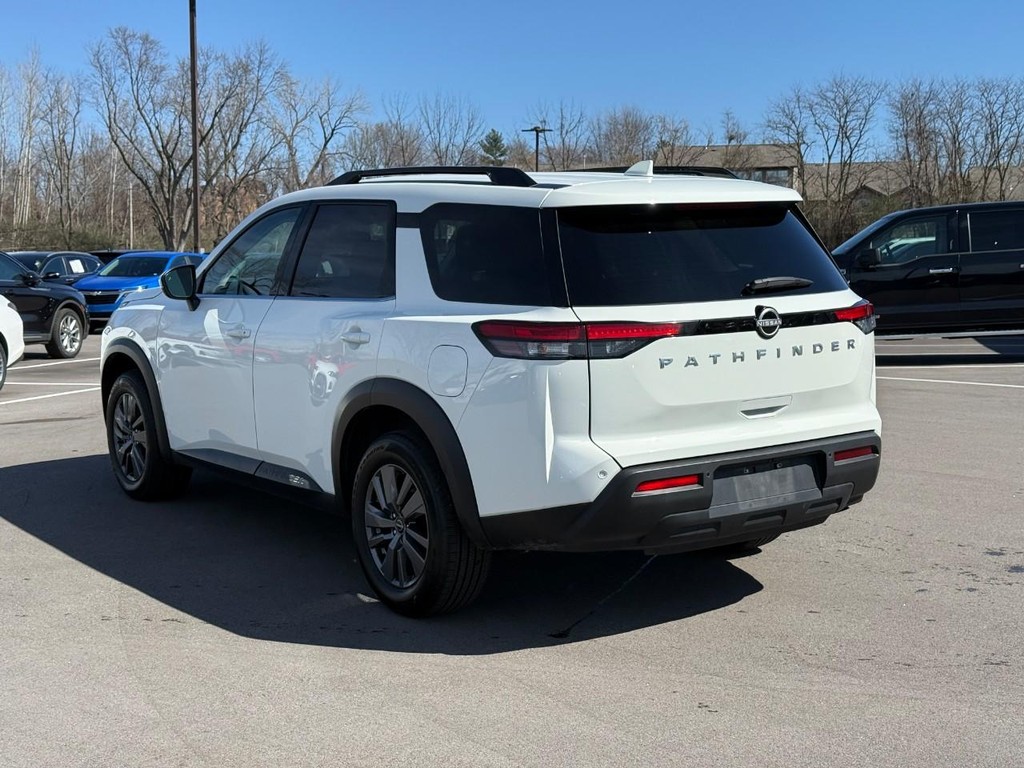 Nissan Pathfinder Vehicle Full-screen Gallery Image 04