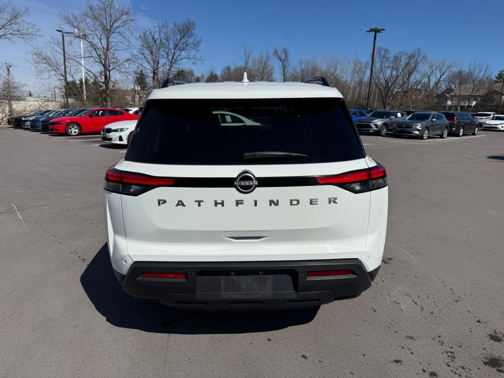 Nissan Pathfinder Vehicle Full-screen Gallery Image 06