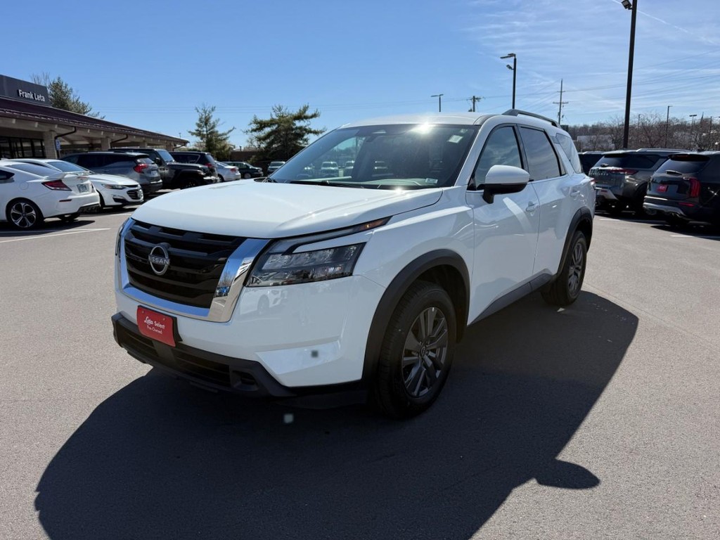 Nissan Pathfinder Vehicle Full-screen Gallery Image 07