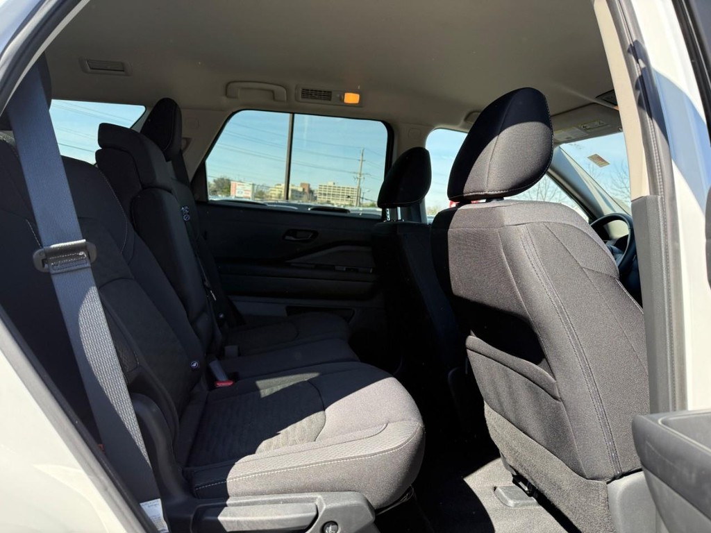 Nissan Pathfinder Vehicle Full-screen Gallery Image 09