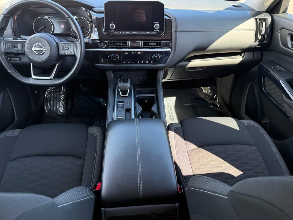 Nissan Pathfinder Vehicle Full-screen Gallery Image 10