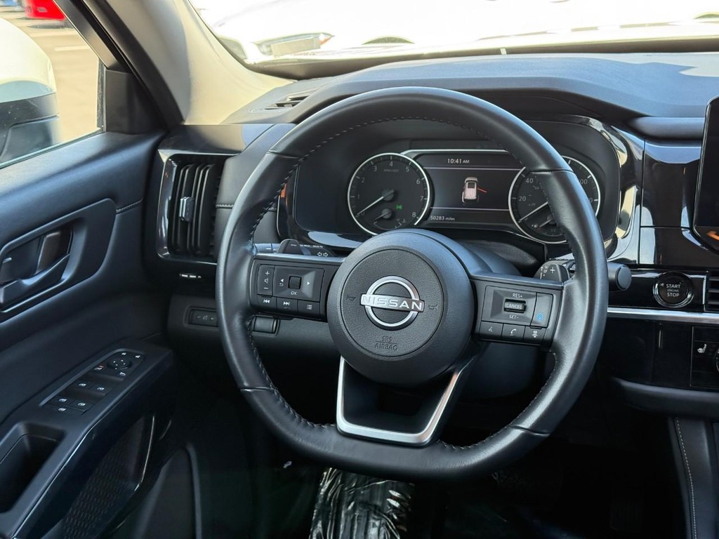 Nissan Pathfinder Vehicle Full-screen Gallery Image 11