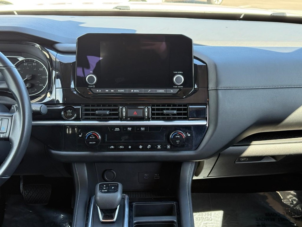 Nissan Pathfinder Vehicle Full-screen Gallery Image 12