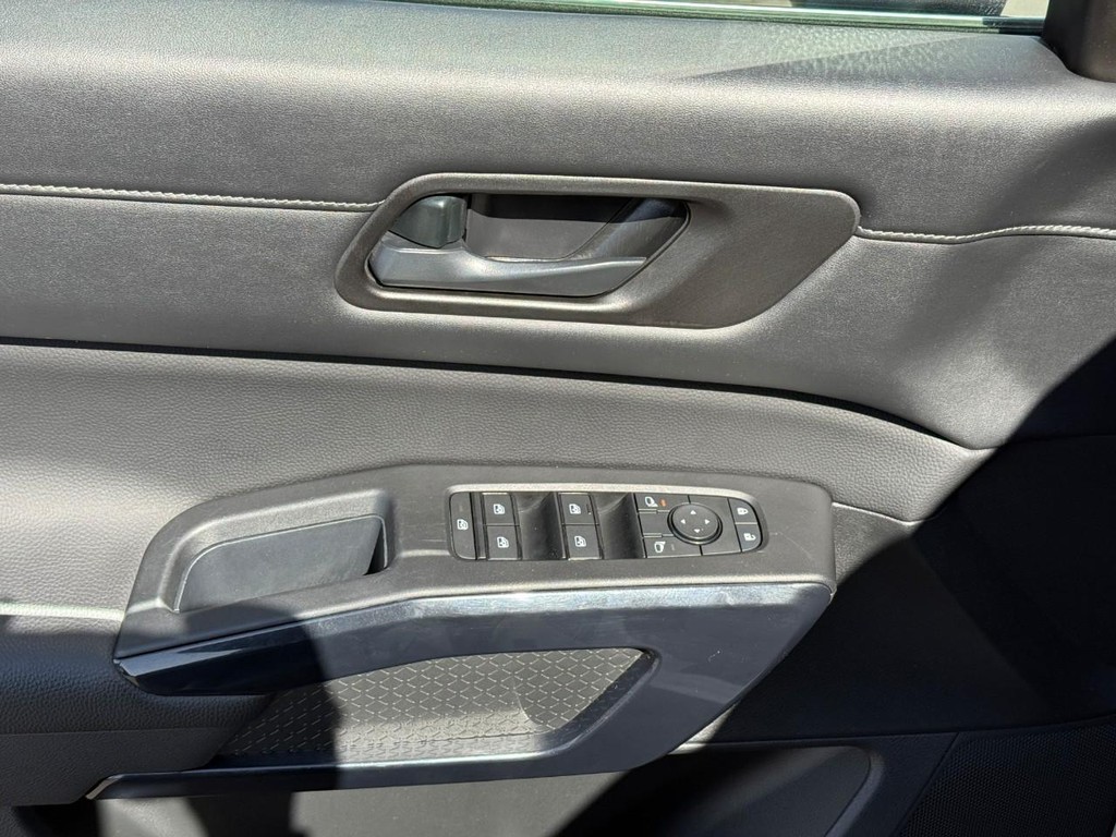 Nissan Pathfinder Vehicle Full-screen Gallery Image 14