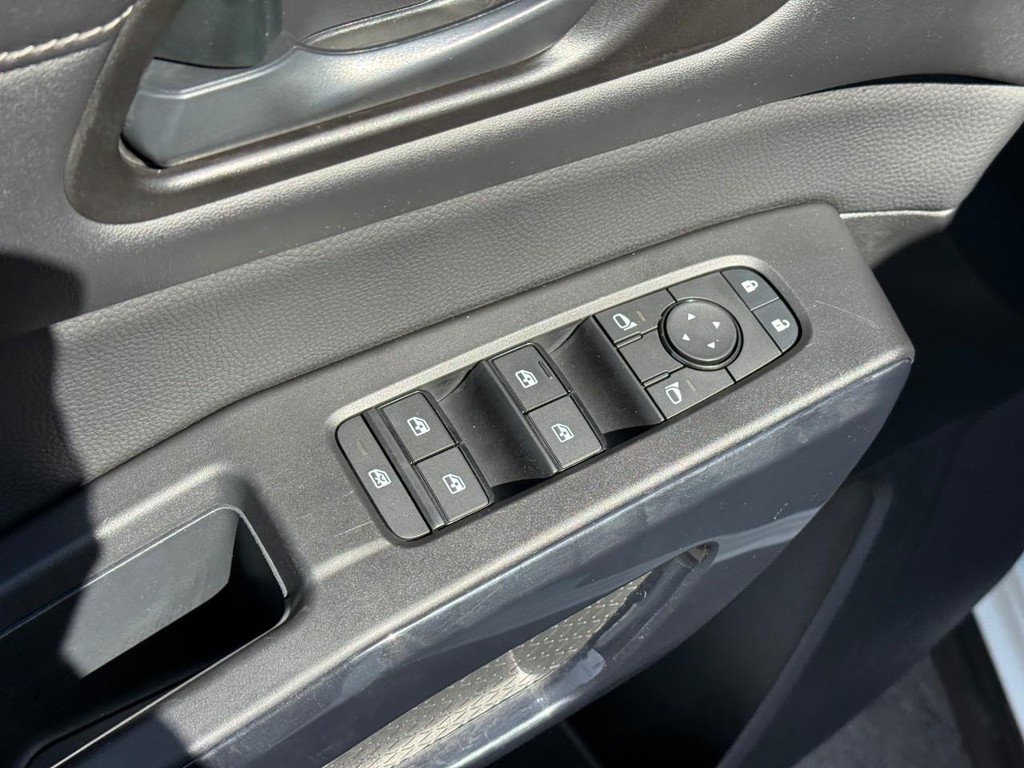 Nissan Pathfinder Vehicle Full-screen Gallery Image 15