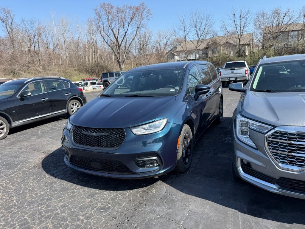 Chrysler Pacifica Vehicle Full-screen Gallery Image 02