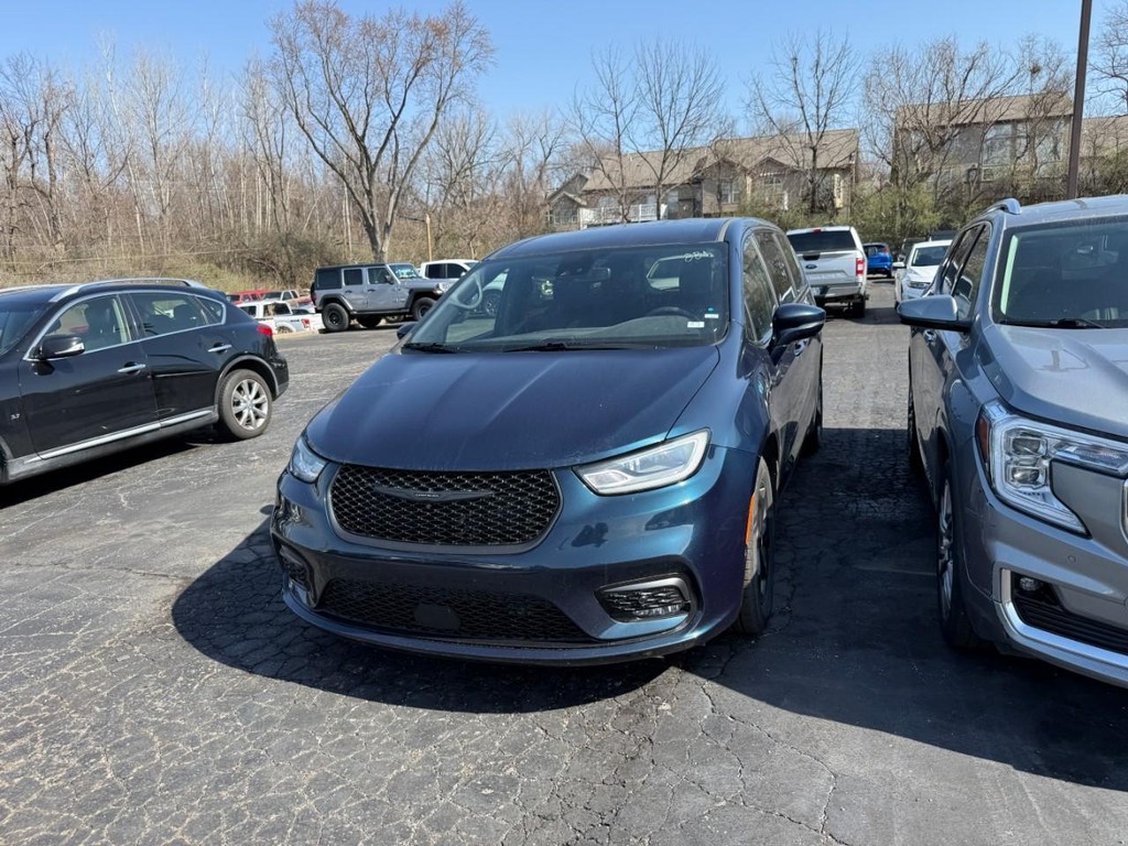 Chrysler Pacifica Vehicle Full-screen Gallery Image 03