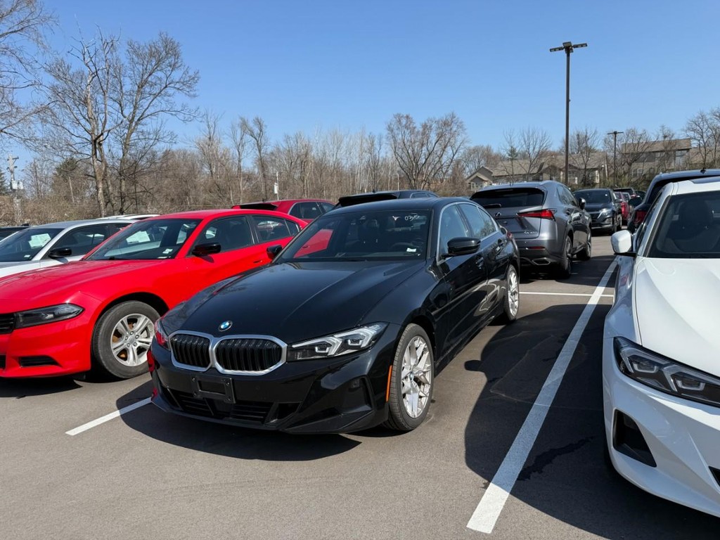 BMW 3 Series Vehicle Full-screen Gallery Image 02