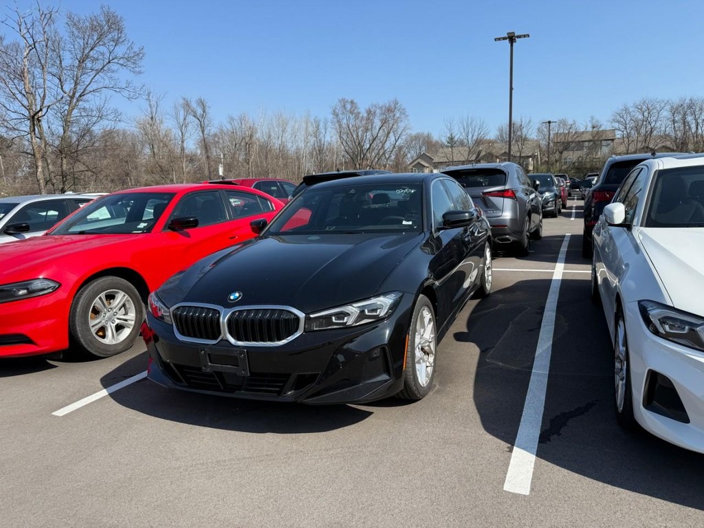 BMW 3 Series Vehicle Full-screen Gallery Image 03