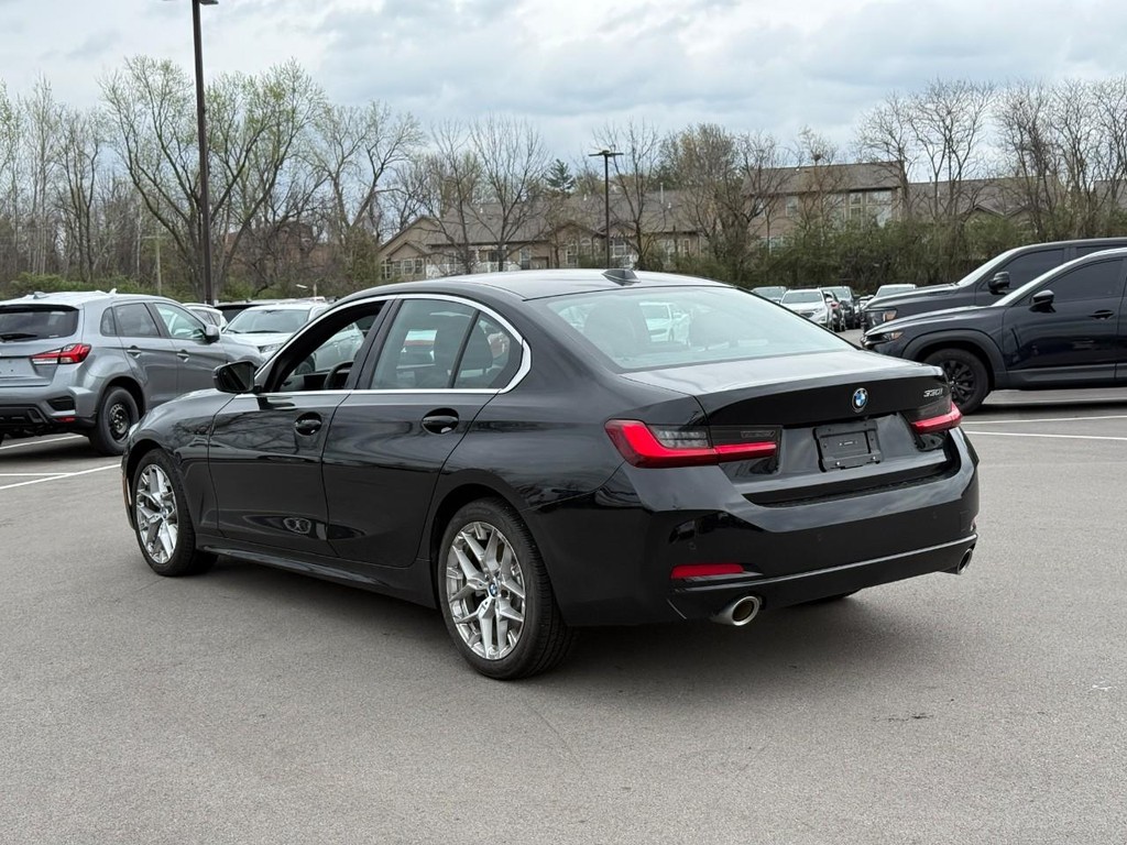 BMW 3 Series Vehicle Full-screen Gallery Image 04