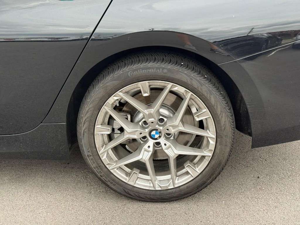 BMW 3 Series Vehicle Full-screen Gallery Image 05