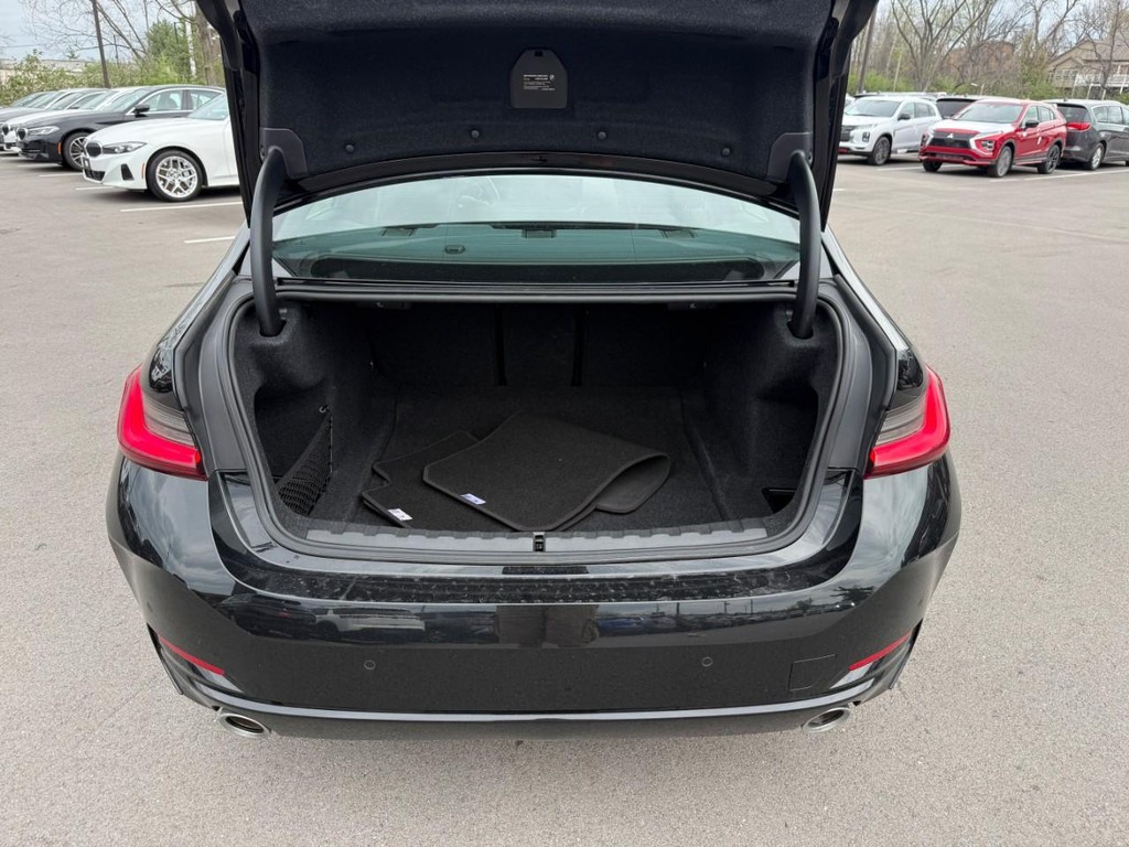 BMW 3 Series Vehicle Full-screen Gallery Image 06