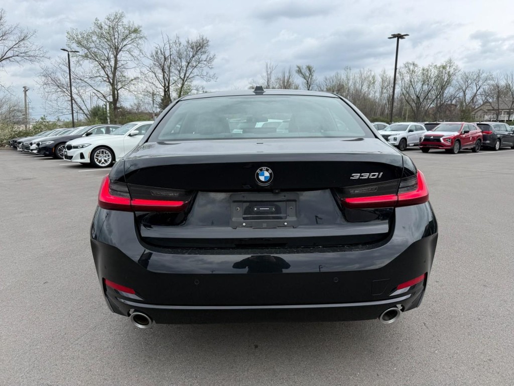 BMW 3 Series Vehicle Full-screen Gallery Image 07