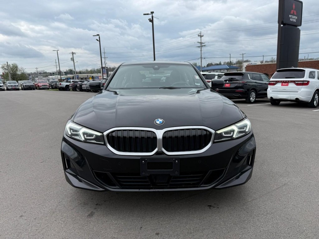 BMW 3 Series Vehicle Full-screen Gallery Image 09