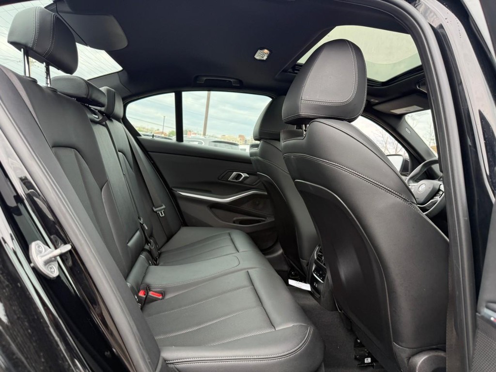 BMW 3 Series Vehicle Full-screen Gallery Image 10