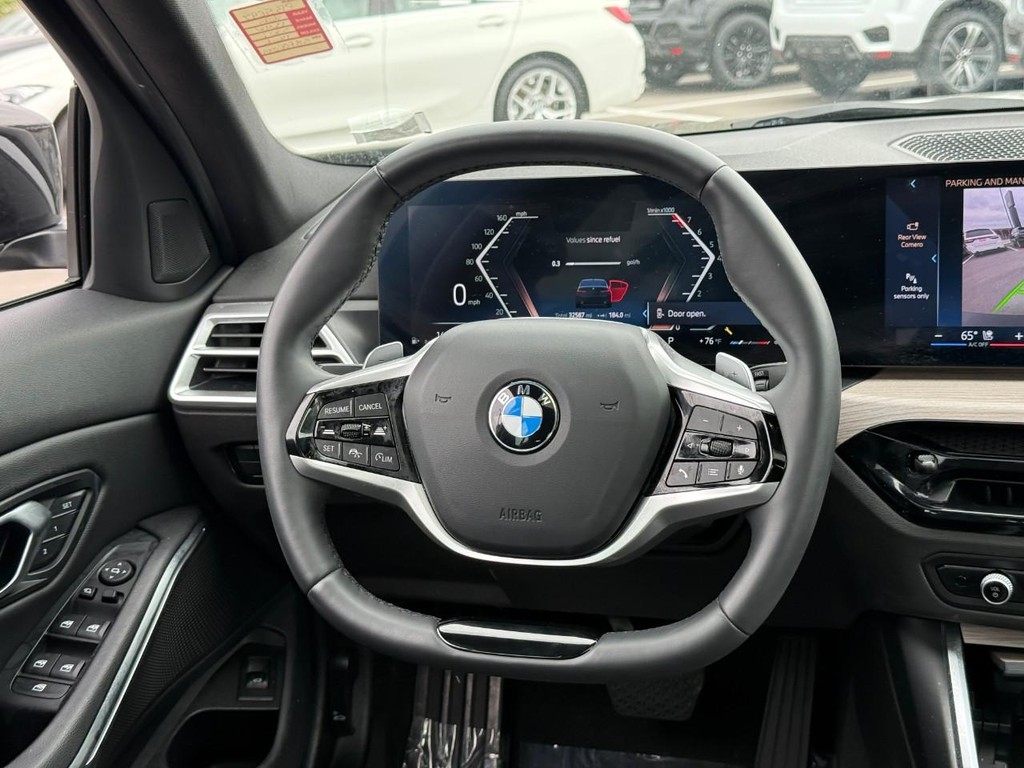 BMW 3 Series Vehicle Full-screen Gallery Image 12
