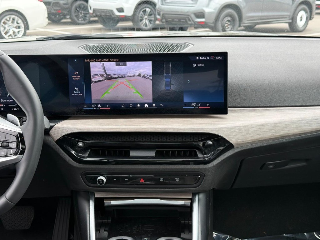 BMW 3 Series Vehicle Full-screen Gallery Image 13