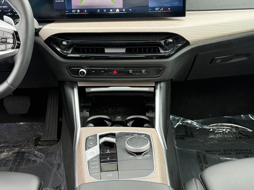 BMW 3 Series Vehicle Full-screen Gallery Image 14