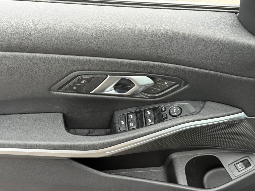 BMW 3 Series Vehicle Full-screen Gallery Image 15