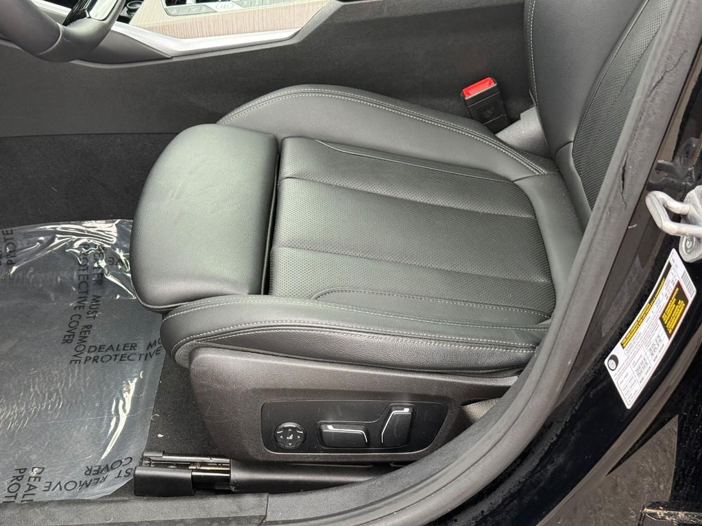 BMW 3 Series Vehicle Full-screen Gallery Image 17