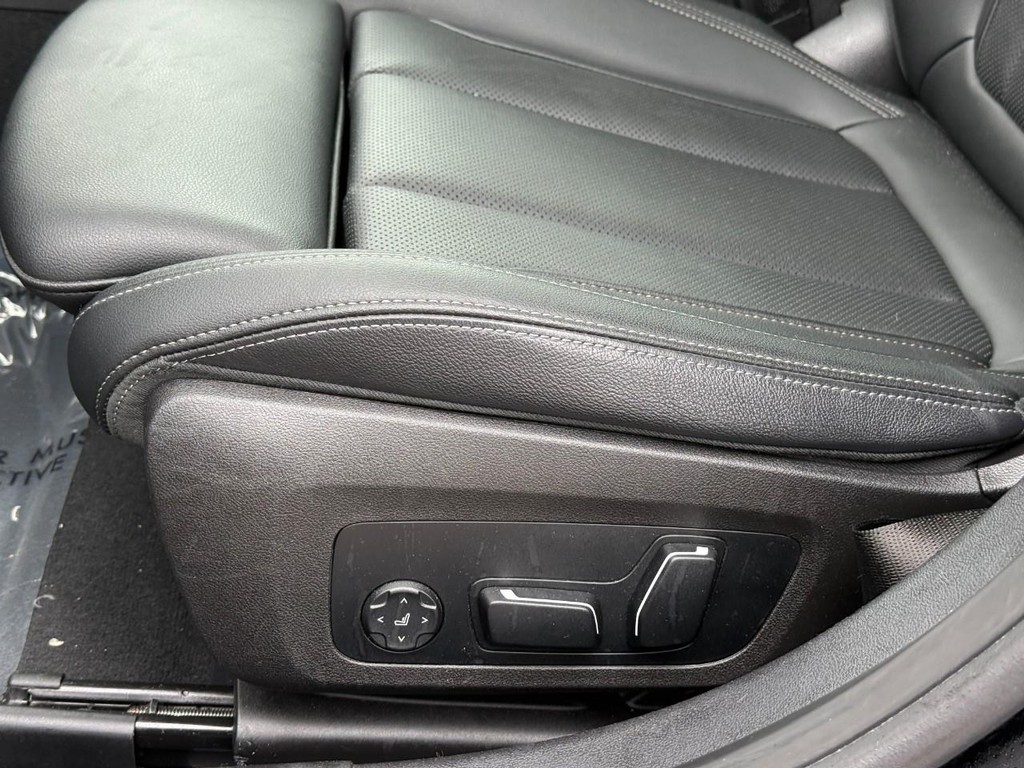 BMW 3 Series Vehicle Full-screen Gallery Image 18