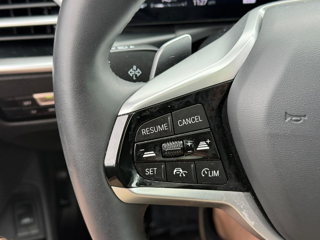 BMW 3 Series Vehicle Full-screen Gallery Image 19