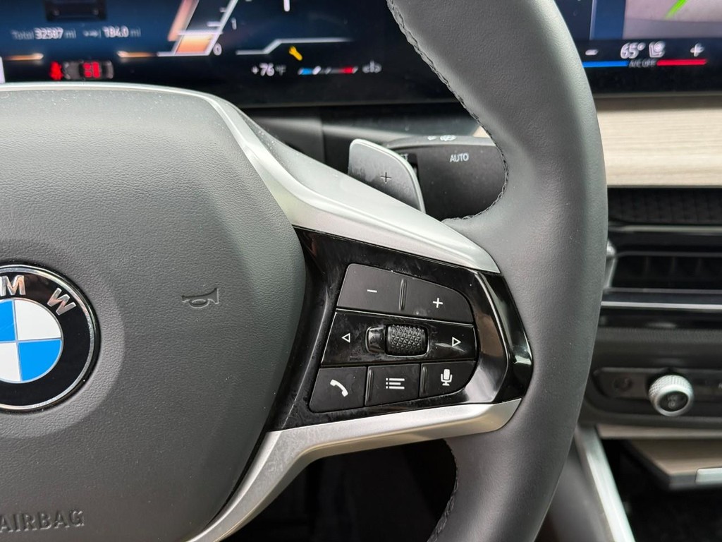 BMW 3 Series Vehicle Full-screen Gallery Image 20