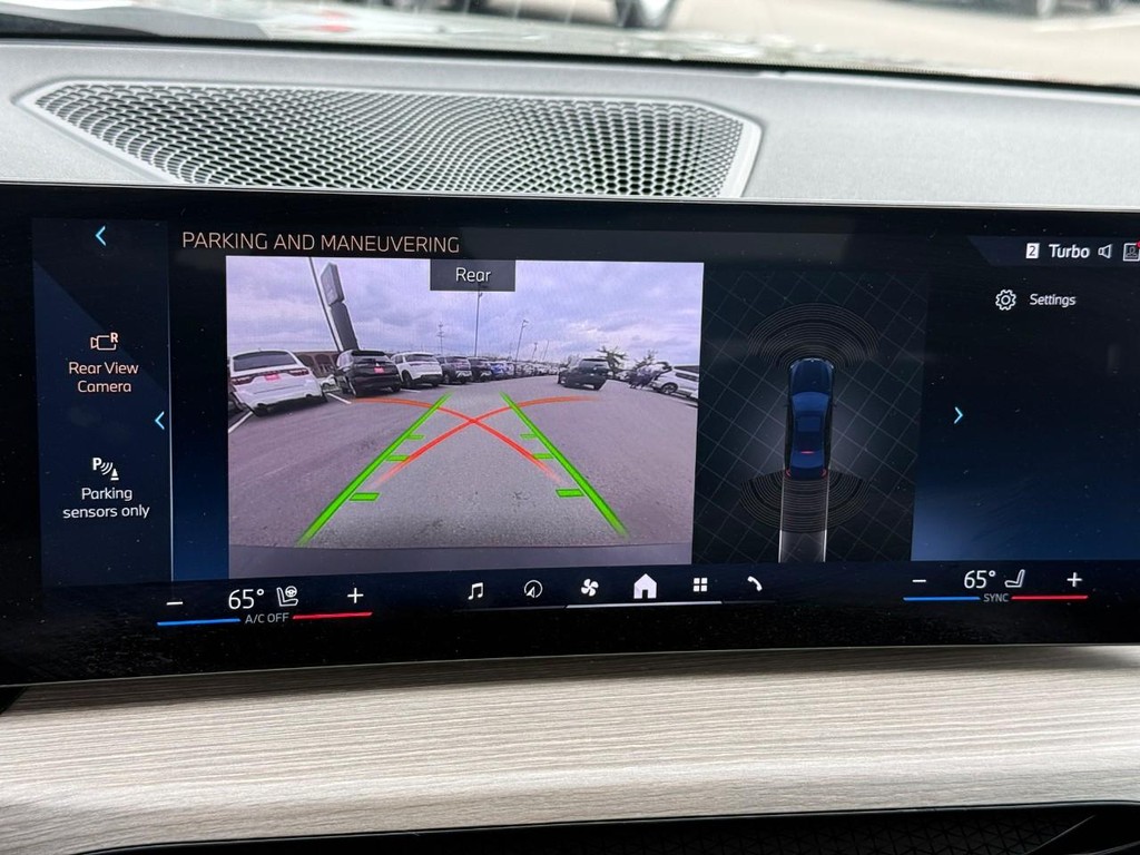 BMW 3 Series Vehicle Full-screen Gallery Image 22