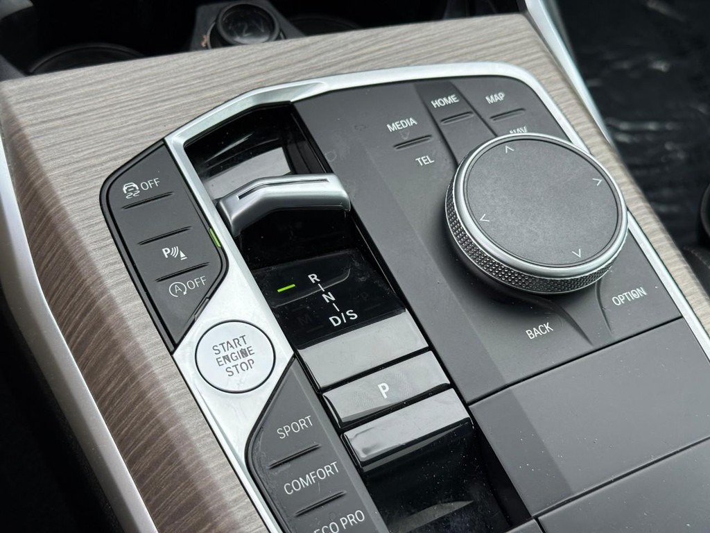 BMW 3 Series Vehicle Full-screen Gallery Image 23