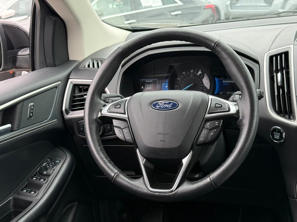 Ford Edge Vehicle Full-screen Gallery Image 12
