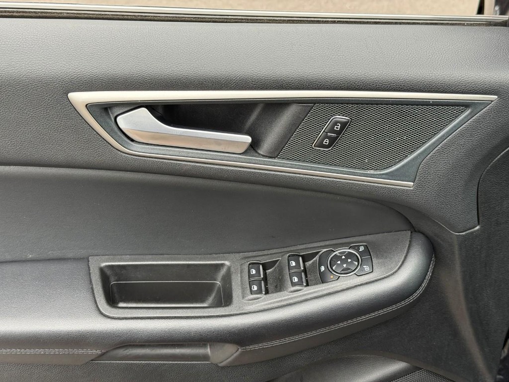 Ford Edge Vehicle Full-screen Gallery Image 15