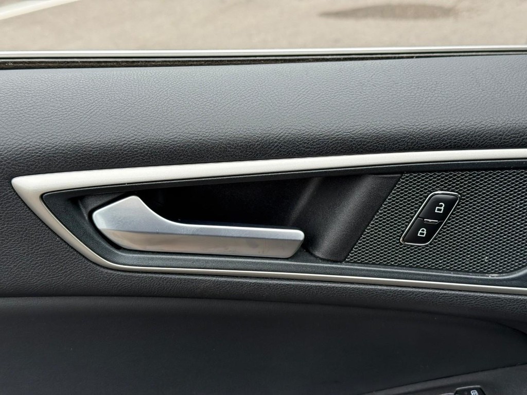 Ford Edge Vehicle Full-screen Gallery Image 16