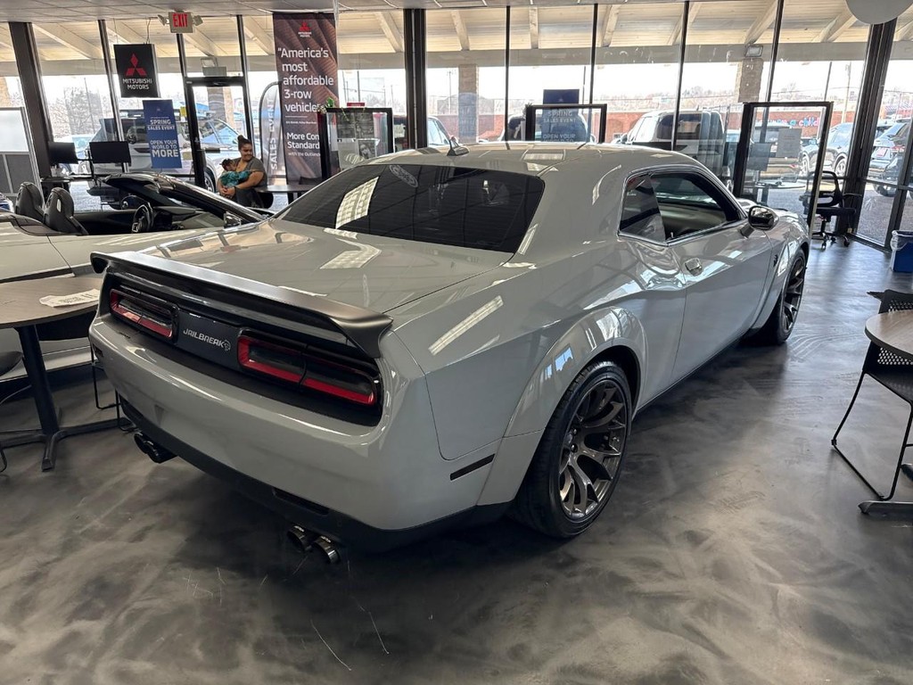 Dodge Challenger Vehicle Full-screen Gallery Image 02