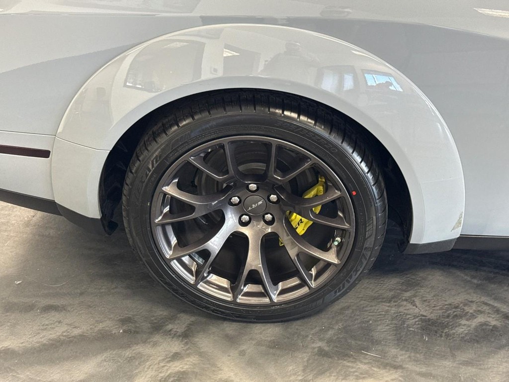 Dodge Challenger Vehicle Full-screen Gallery Image 03