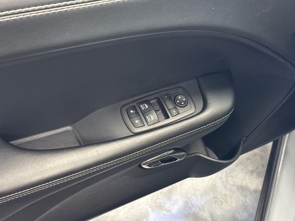 Dodge Challenger Vehicle Full-screen Gallery Image 07
