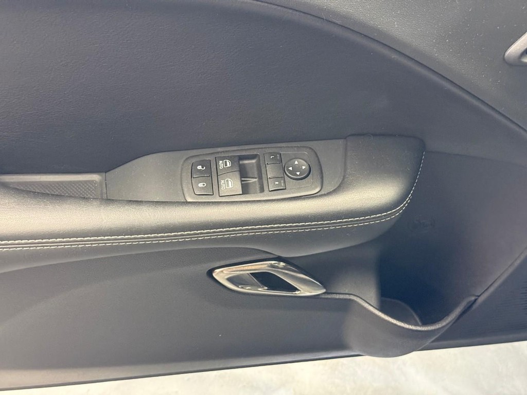 Dodge Challenger Vehicle Full-screen Gallery Image 11