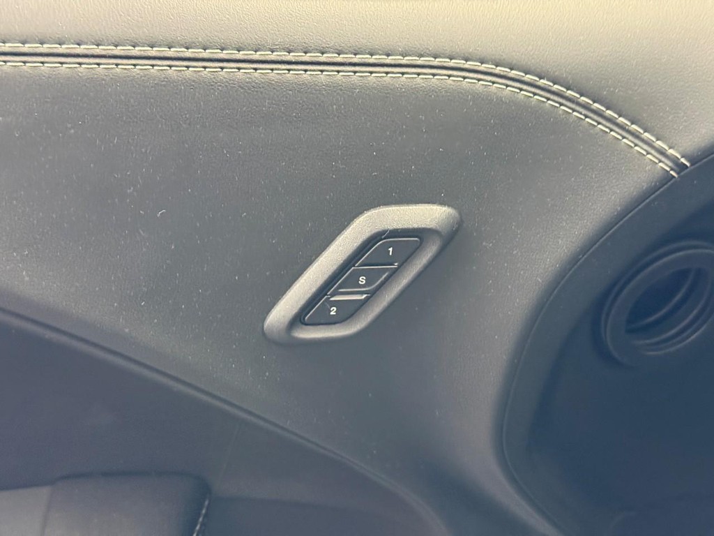 Dodge Challenger Vehicle Full-screen Gallery Image 12