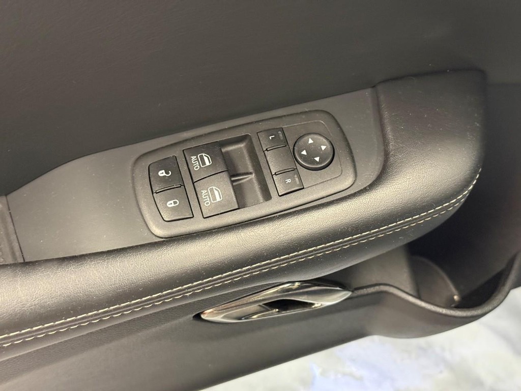 Dodge Challenger Vehicle Full-screen Gallery Image 13