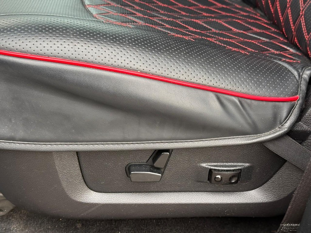 Ram 1500 Vehicle Full-screen Gallery Image 17