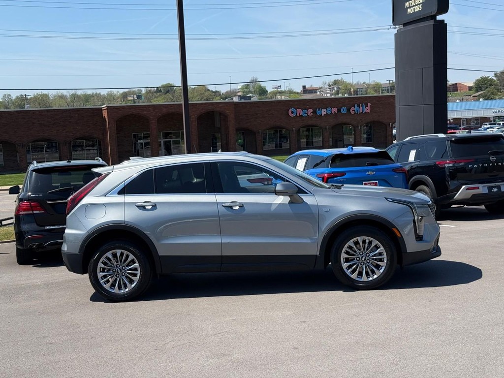 Cadillac XT4 Vehicle Full-screen Gallery Image 02
