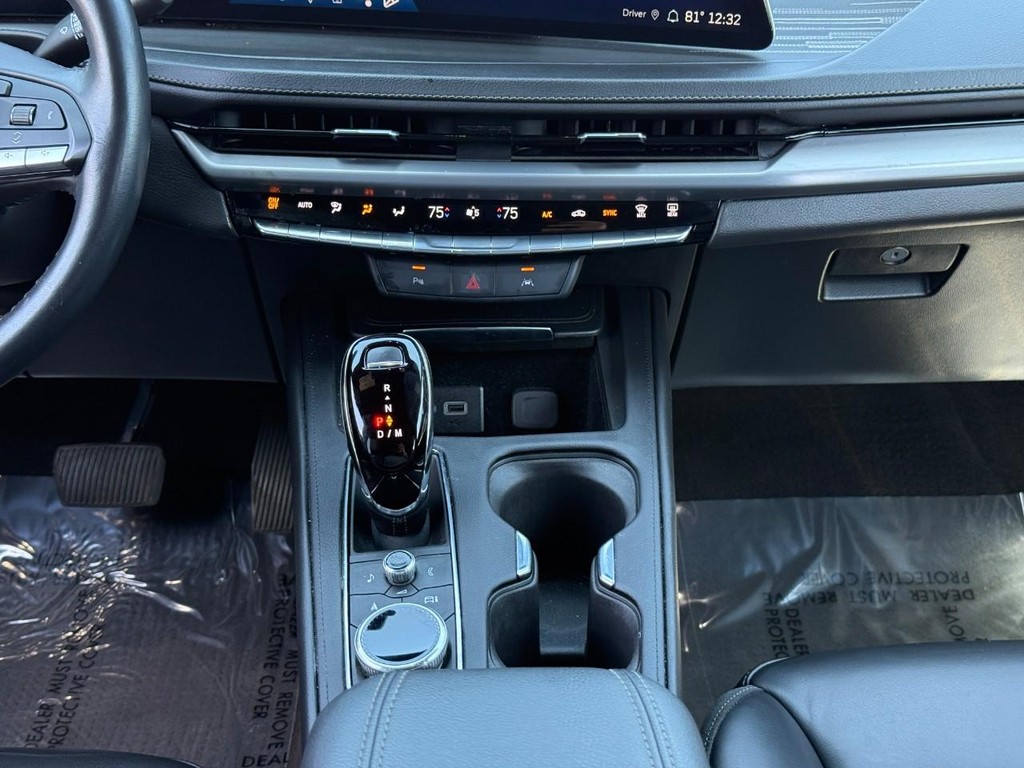 Cadillac XT4 Vehicle Full-screen Gallery Image 14
