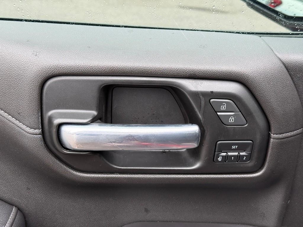 Chevrolet Silverado 1500 Vehicle Full-screen Gallery Image 16