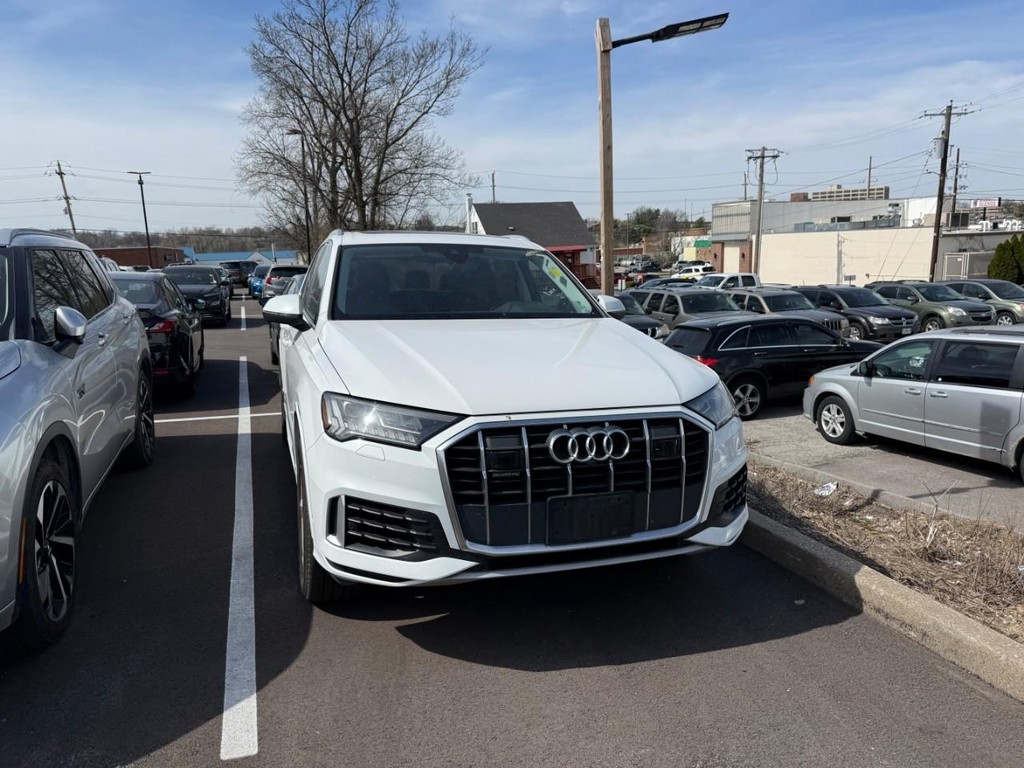 Audi Q7 Vehicle Full-screen Gallery Image 03